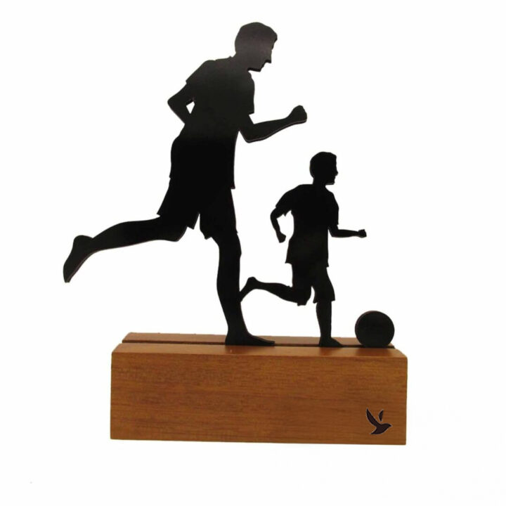 Troféu Silhueta Família Pai e Filho Jogando Bola