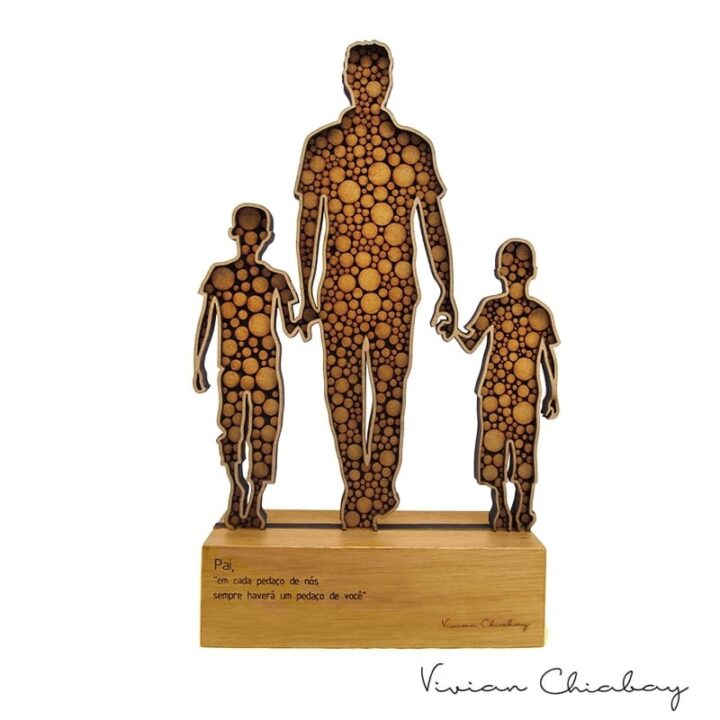Troféu Silhueta Poá Família Pai e dois Filhos