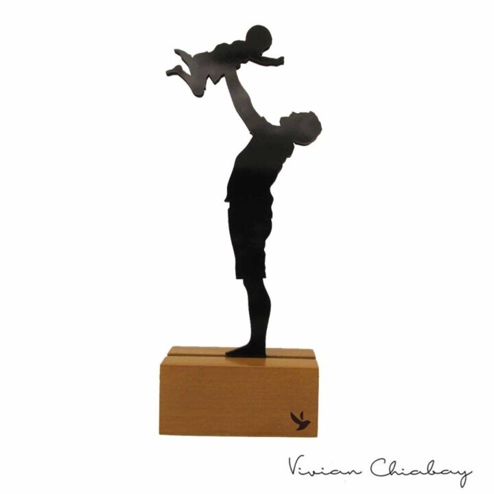 Troféu Silhueta Família Pai e Filho Girando no Ar